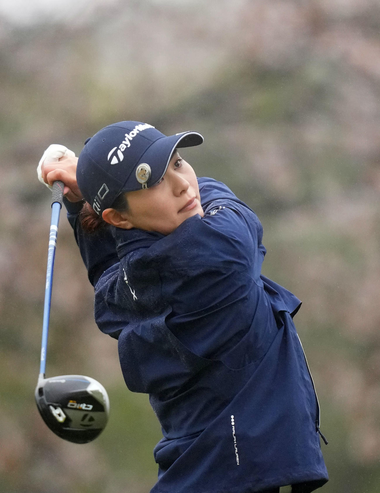 4番、ティーショットを放つ新垣比菜（撮影・横山健太）