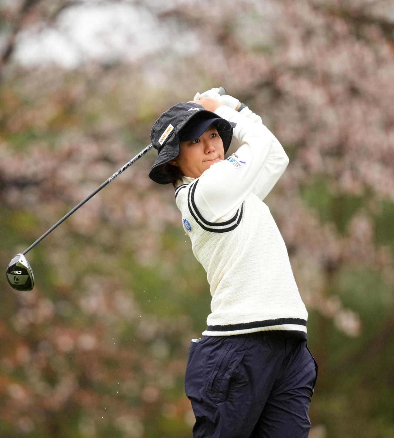 4番、ティーショットを放つ野沢真央（撮影・横山健太）