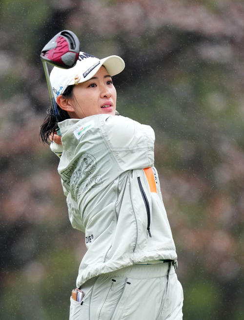 4番、ティーショットを放つ永井花奈（撮影・横山健太）
