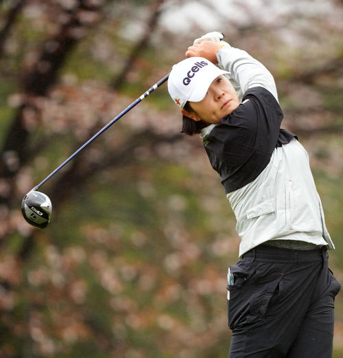 4番、ティーショットを放つイ・ミニョン（撮影・横山健太）