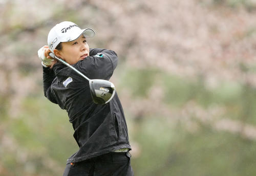 4番、ティーショットを放つ永峰咲希（撮影・横山健太）