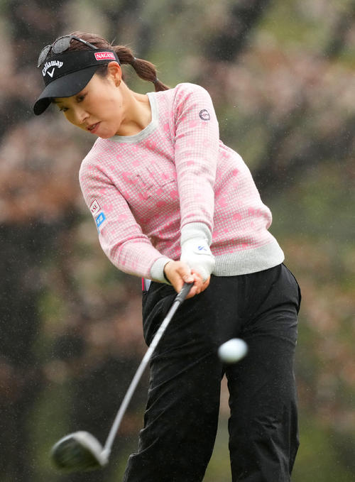 4番、ティーショットを放つ木村彩子（撮影・横山健太）
