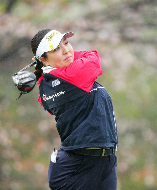 4番、ティーショットを放つ仁井優花（撮影・横山健太）