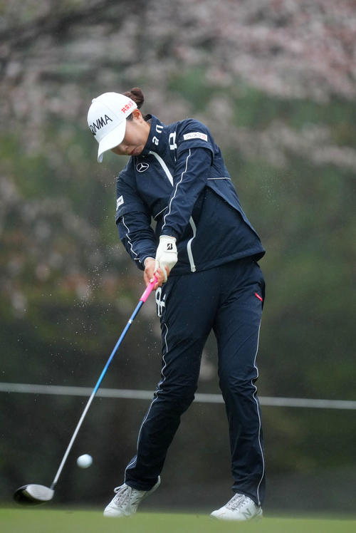 4番、ティーショットを放つ金沢志奈（撮影・横山健太）