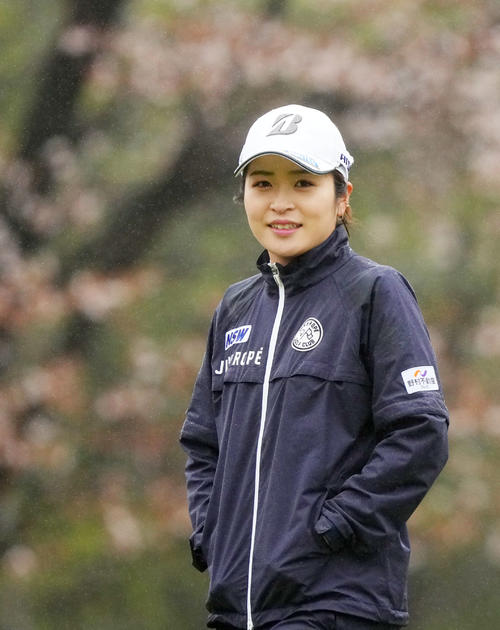 4番、笑顔を見せる三ケ島かな（撮影・横山健太）