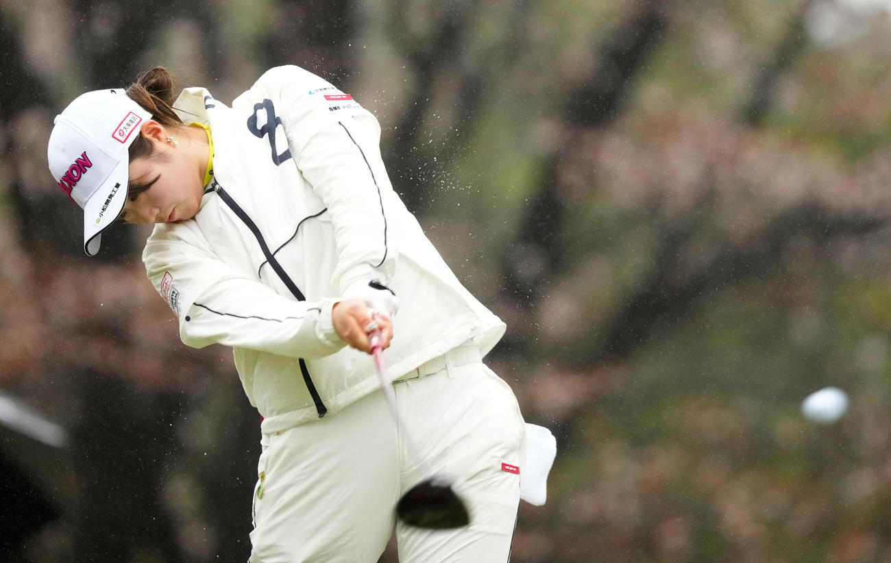 4番、ティーショットを放つ都玲華（撮影・横山健太）