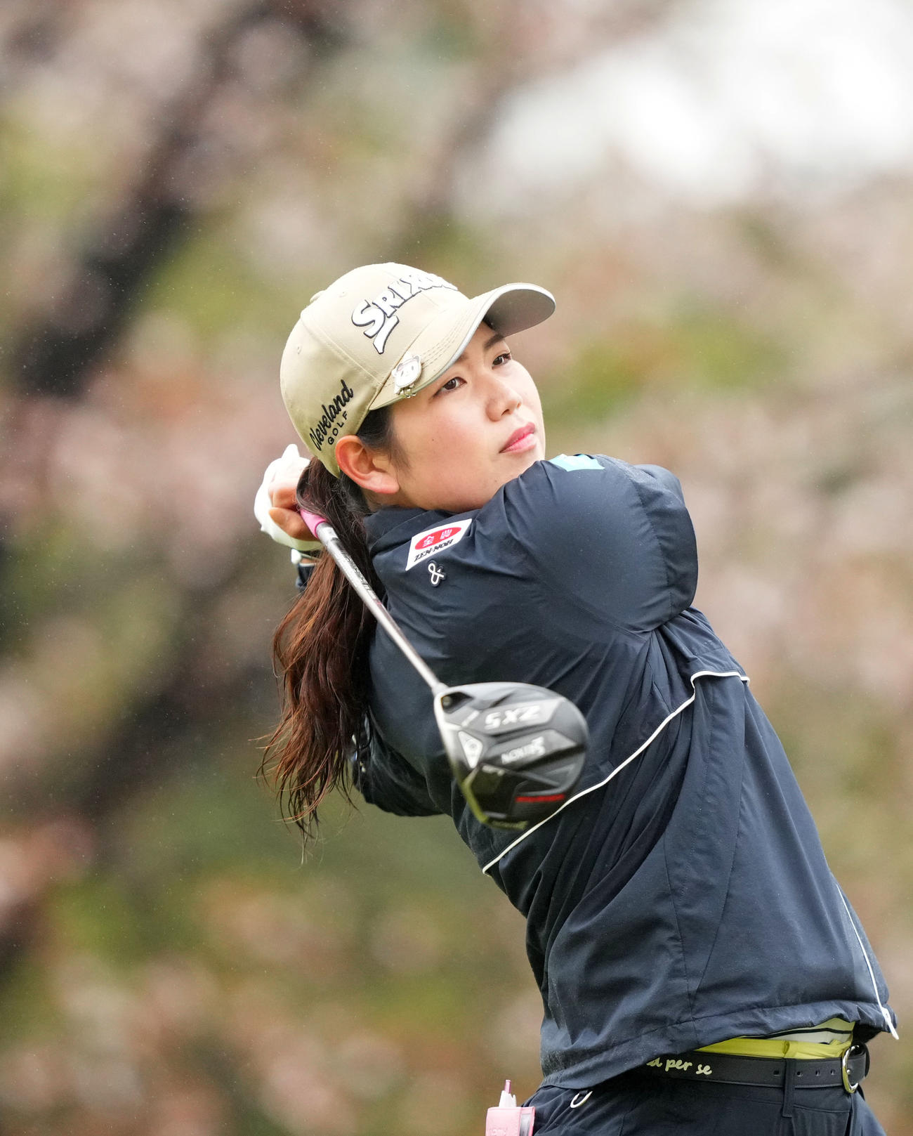 4番、ティーショットを放つ桜井心那（撮影・横山健太）