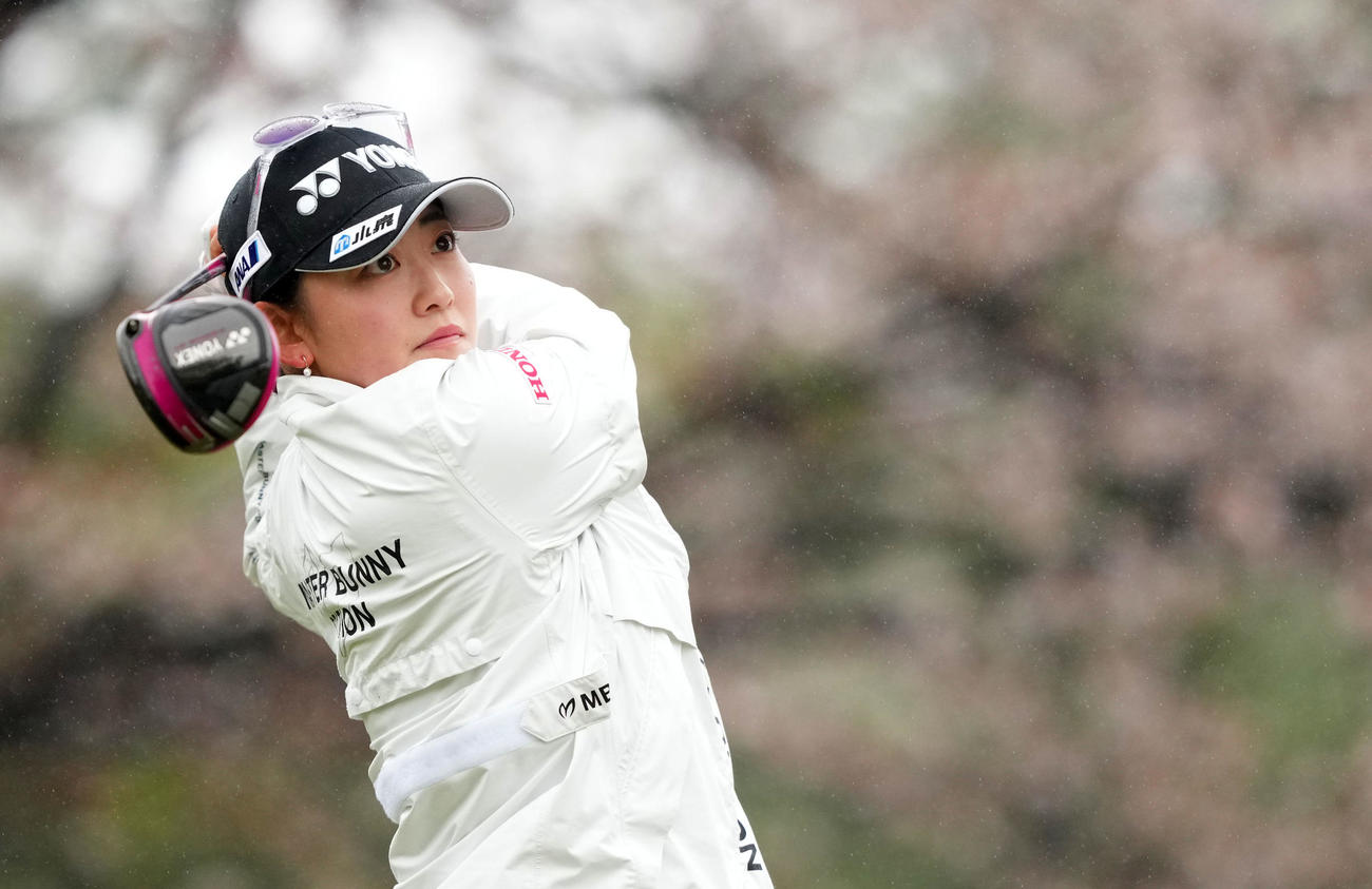 4番、ティーショットを放つ岩井千怜（撮影・横山健太）