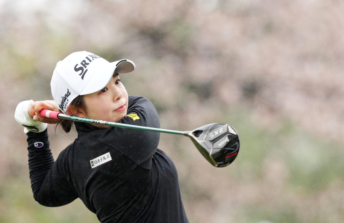 4番、ティーショットを放つ山下美夢有（撮影・横山健太）