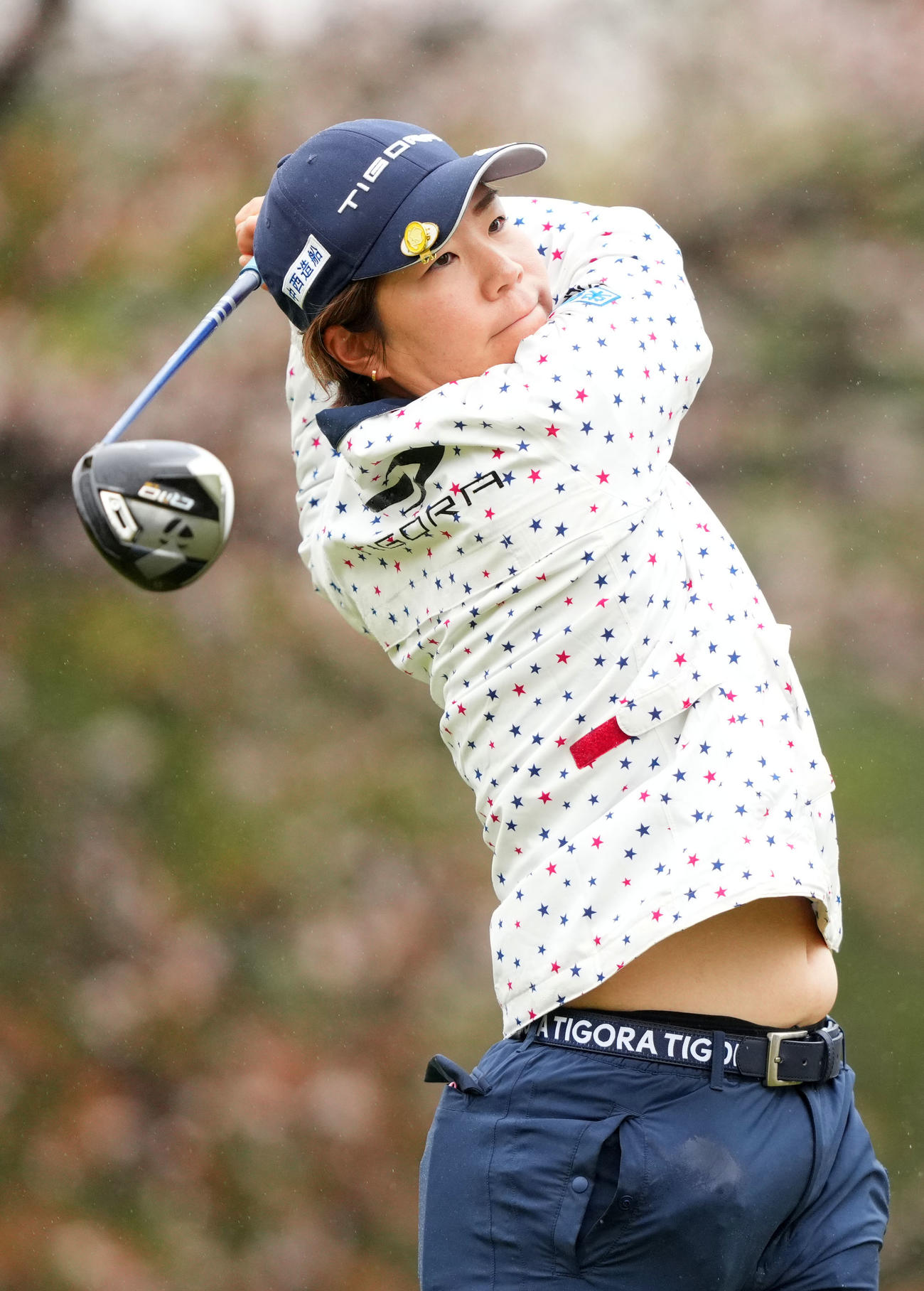 4番、ティーショットを放つ穴井詩（撮影・横山健太）