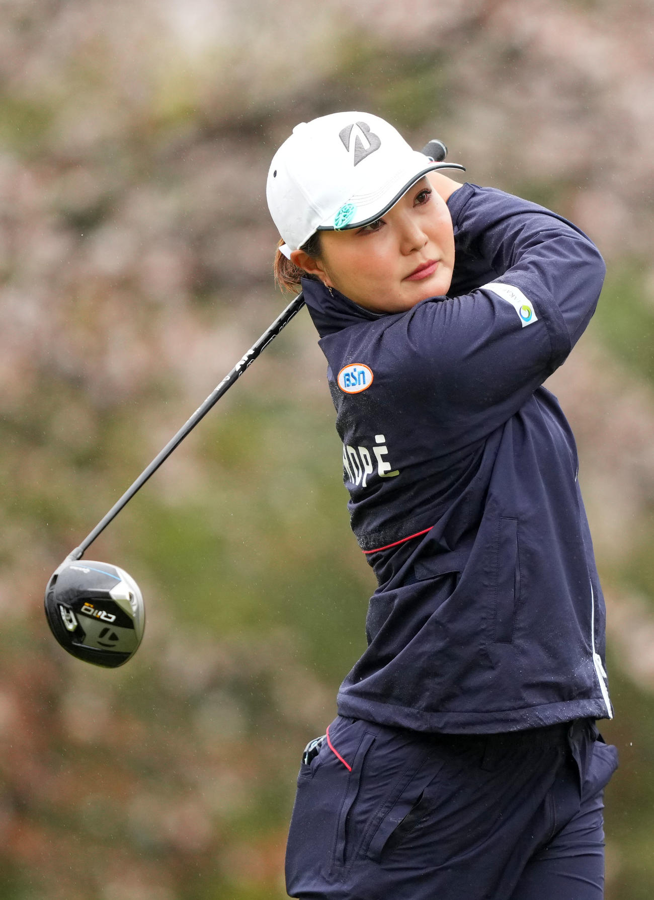 4番、ティーショットを放つ高橋彩華（撮影・横山健太）