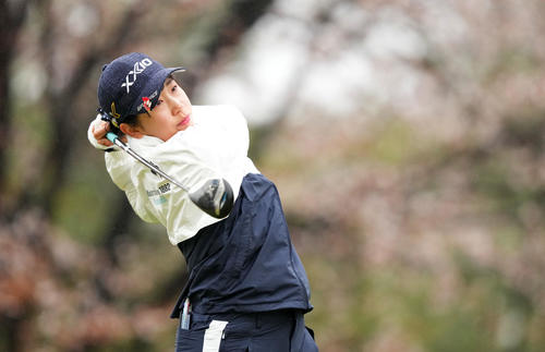 4番、ティーショットを放つ菅沼菜々（撮影・横山健太）