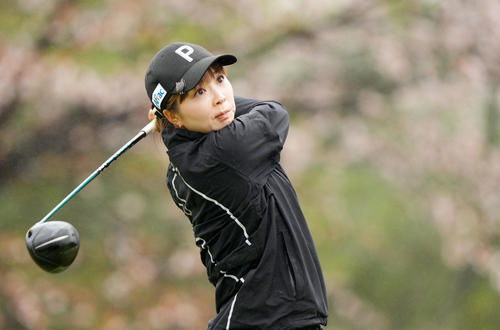 4番、ティーショットを放つ菊地絵理香（撮影・横山健太）