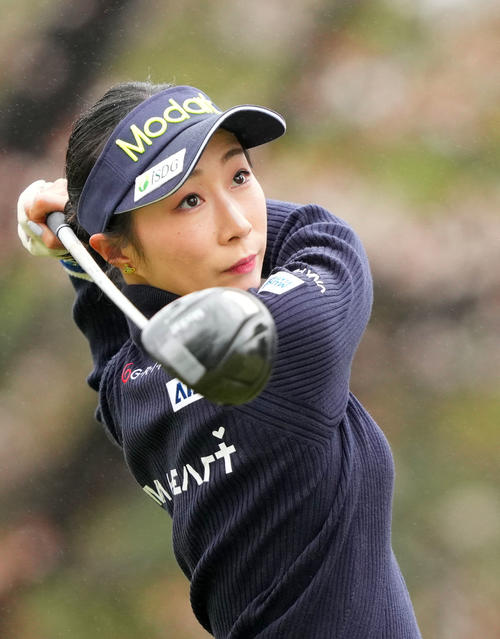 4番、ティーショットを放つ篠崎愛（撮影・横山健太）