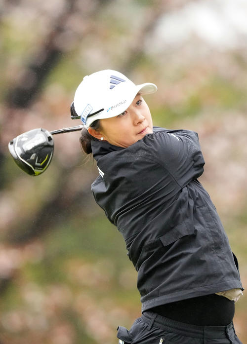 4番、ティーショットを放つ森田遥（撮影・横山健太）
