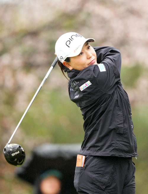 4番、ティーショットを放つ比嘉真美子（撮影・横山健太）