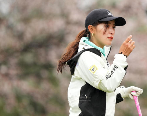 4番、ティーショットを放つ臼井麗香（撮影・横山健太）