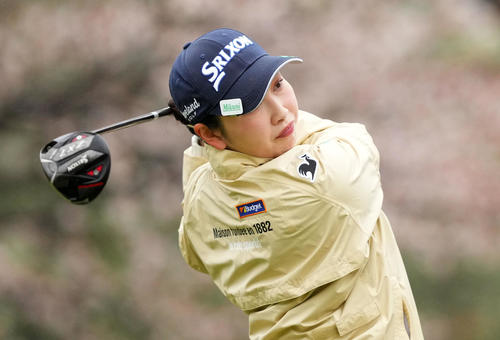 4番、ティーショットを放つ小祝さくら（撮影・横山健太）