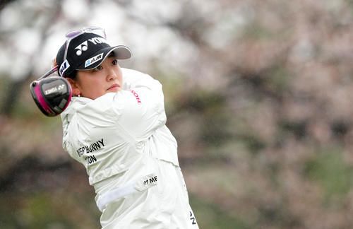 4番、ティーショットを放つ岩井千怜（撮影・横山健太）