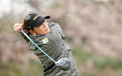 4番、ティーショットを放つ原英莉花（撮影・横山健太）