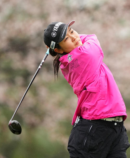 4番、ティーショットを放つ神谷そら（撮影・横山健太）
