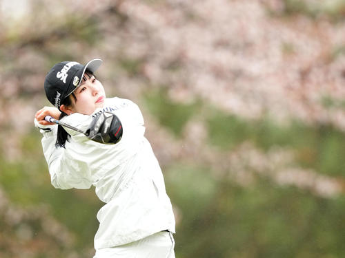 4番、ティーショットを放つ尾関彩美悠（撮影・横山健太）