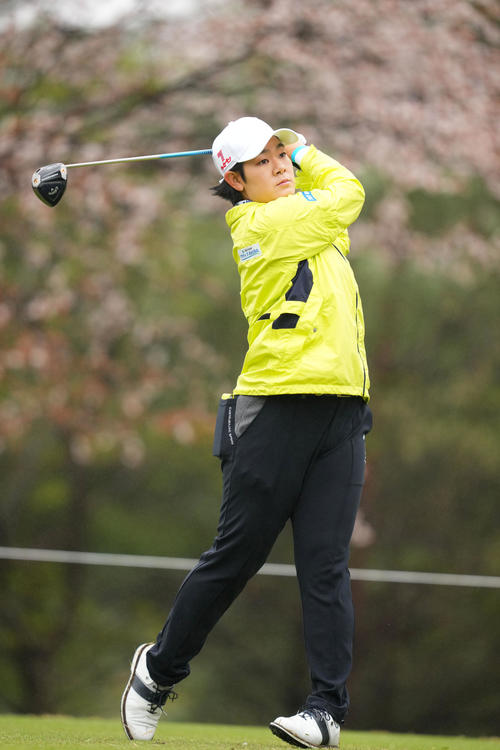 4番、ティーショットを放つ川岸史果（撮影・横山健太）