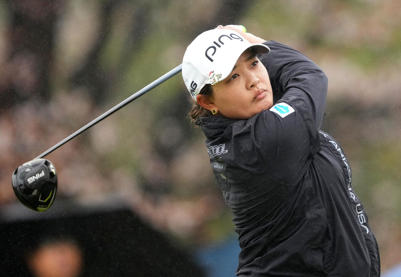 4番、ティーショットを放つ鈴木愛（撮影・横山健太）