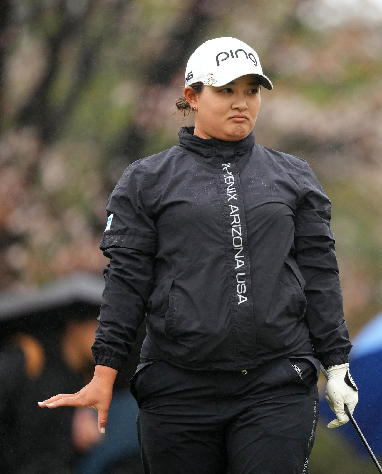 4番、不満げな表情を見せる鈴木愛（撮影・横山健太）