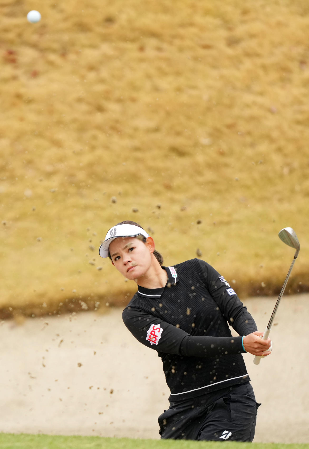 3番、バンカーショットを放つ森井あやめ（撮影・横山健太）
