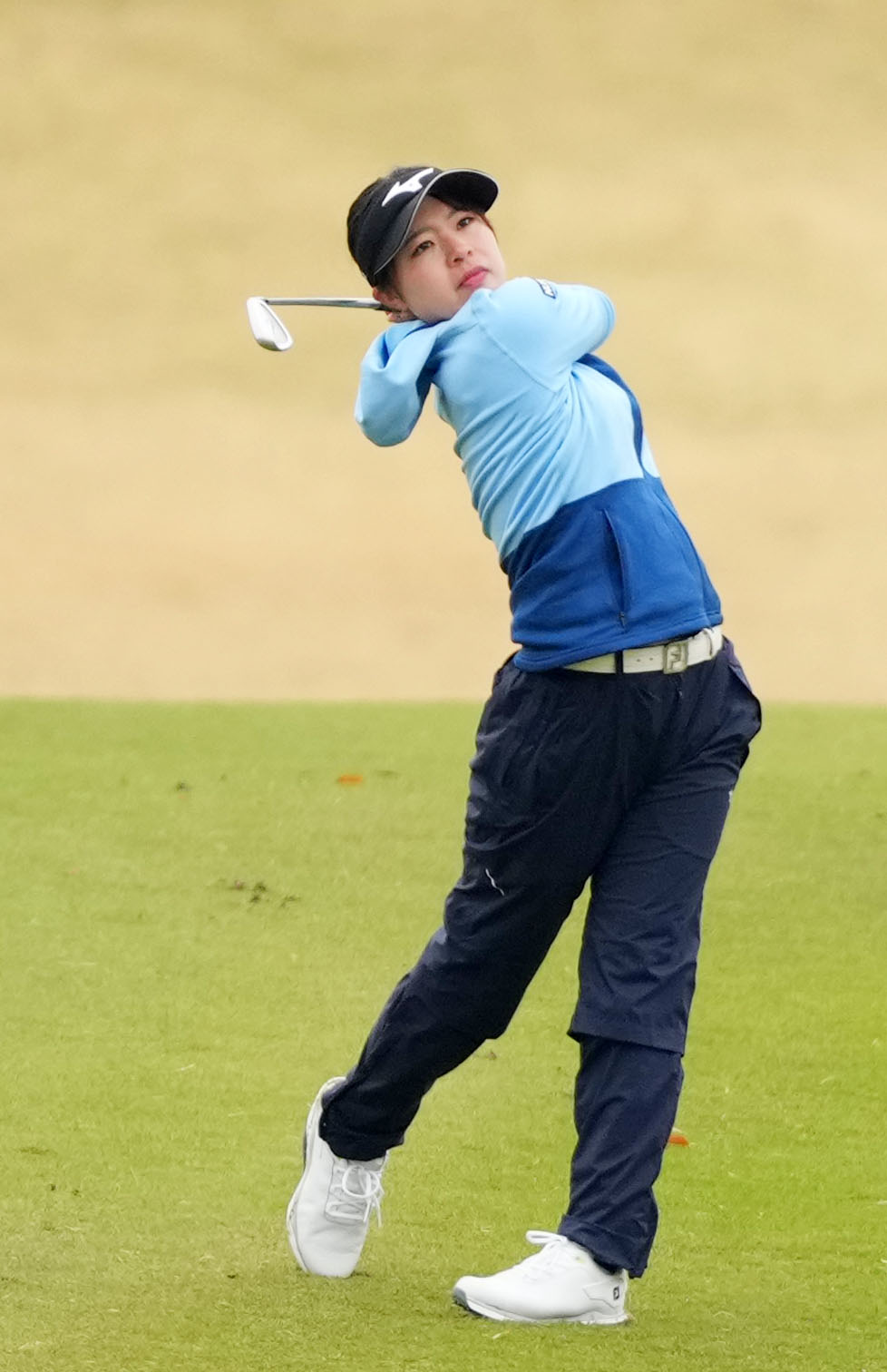 5番、ショットを放つ神谷和奏（撮影・横山健太）