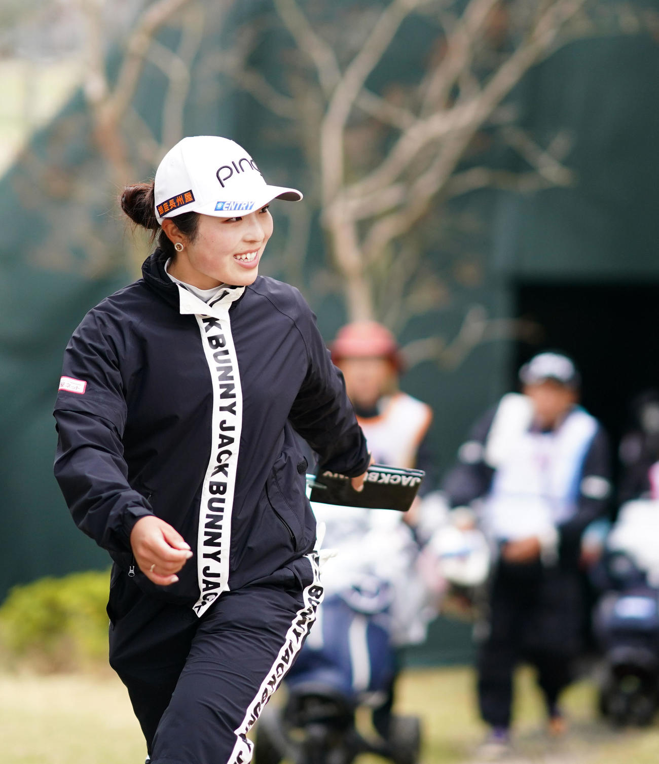 18番を終え笑顔で引き揚げる佐久間朱莉（撮影・横山健太）