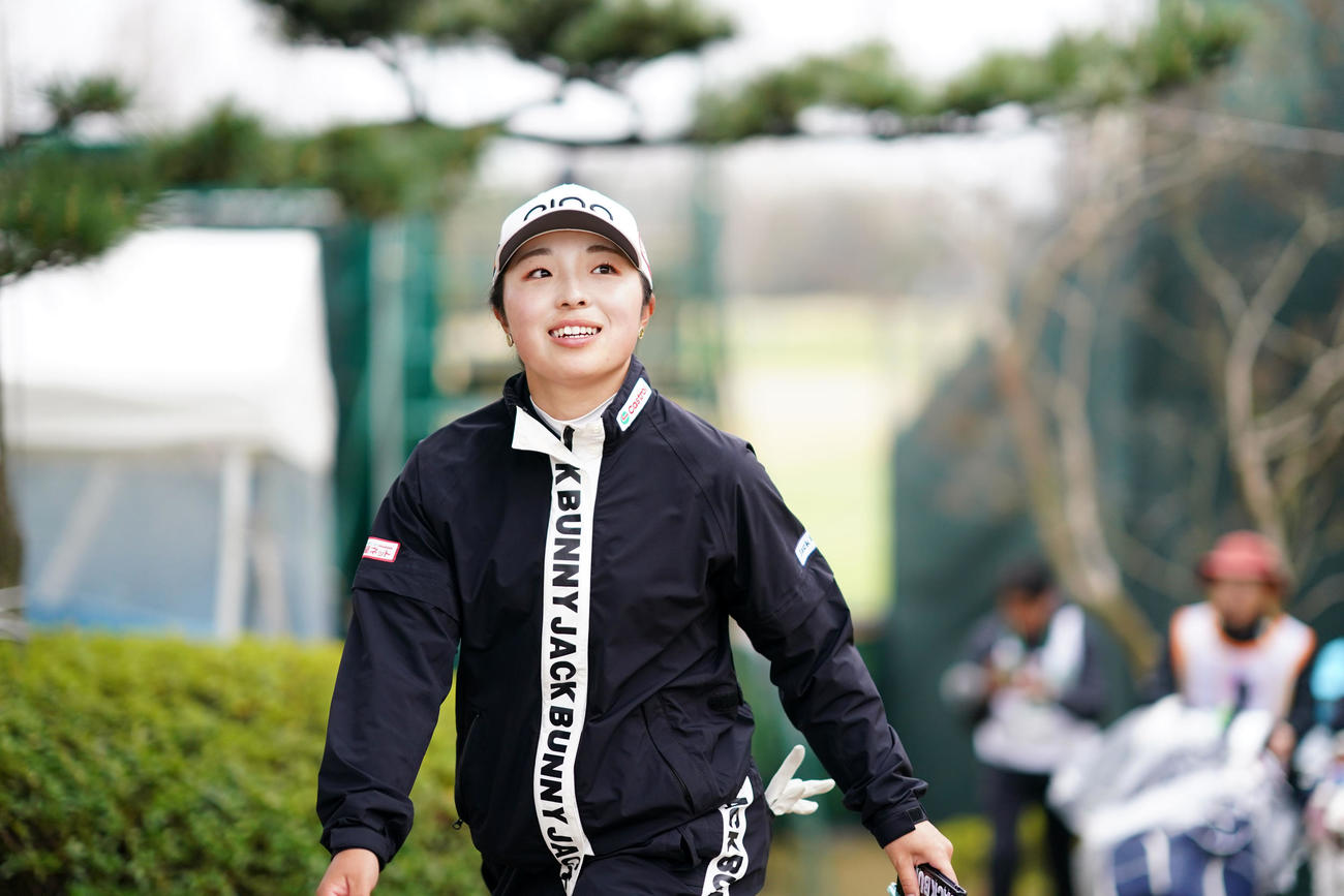 18番を終え笑顔で引き揚げる佐久間朱莉（撮影・横山健太）