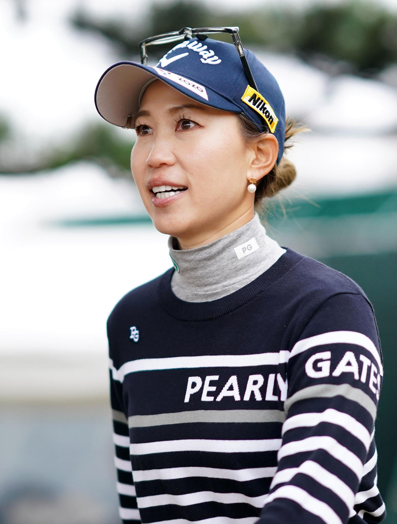 18番を終え笑顔で引き揚げる上田桃子（撮影・横山健太）