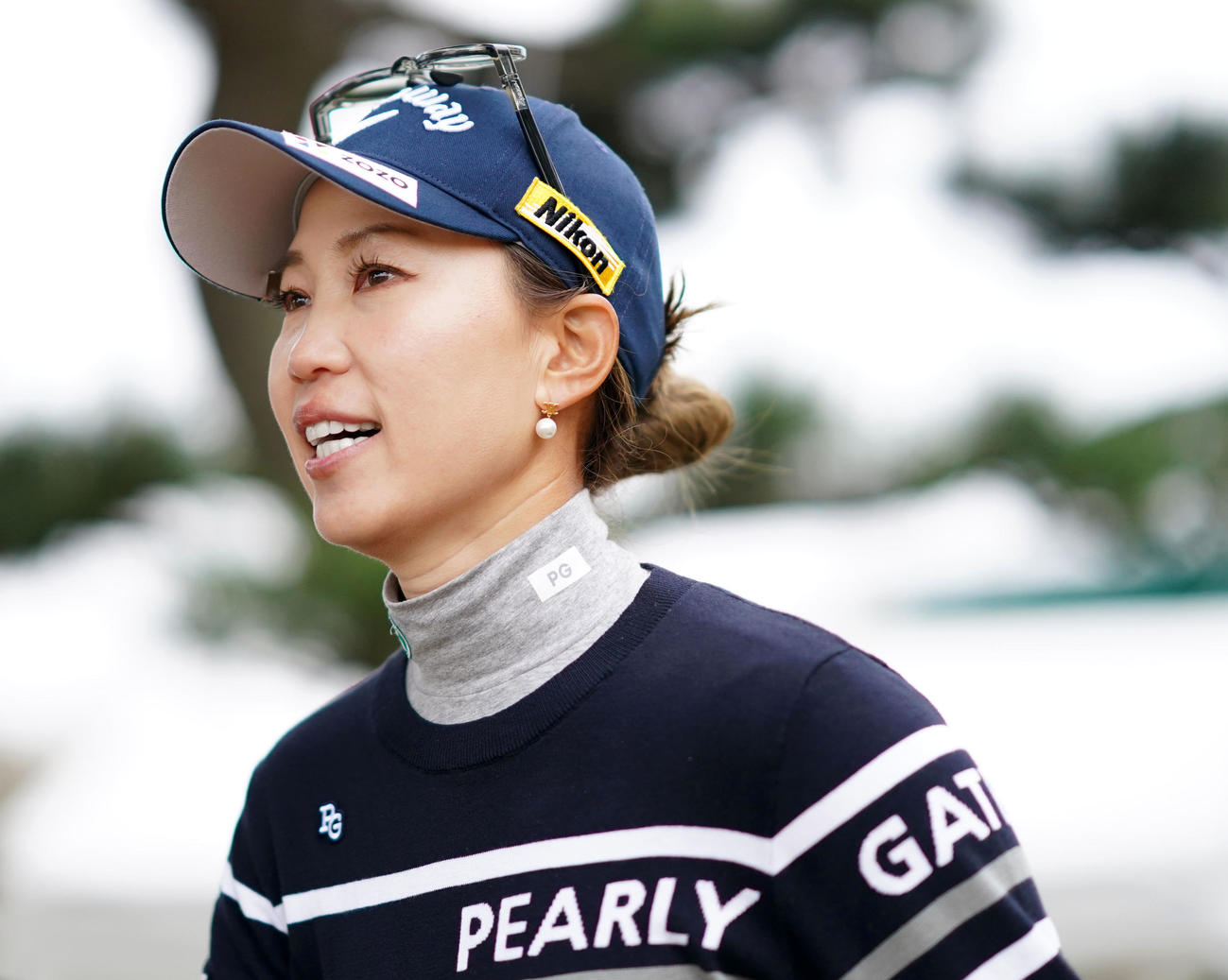 18番を終え笑顔で引き揚げる上田桃子（撮影・横山健太）