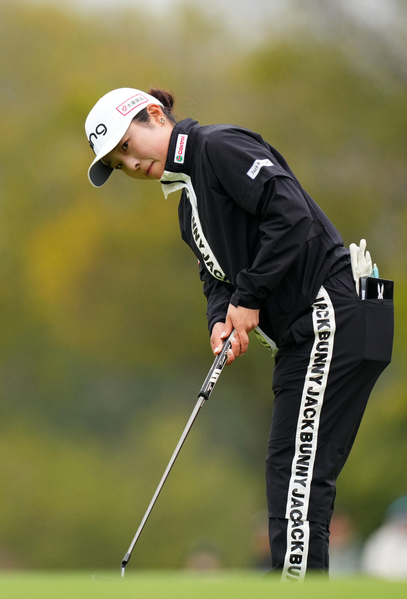 18番、パットに臨む佐久間朱莉（撮影・横山健太）