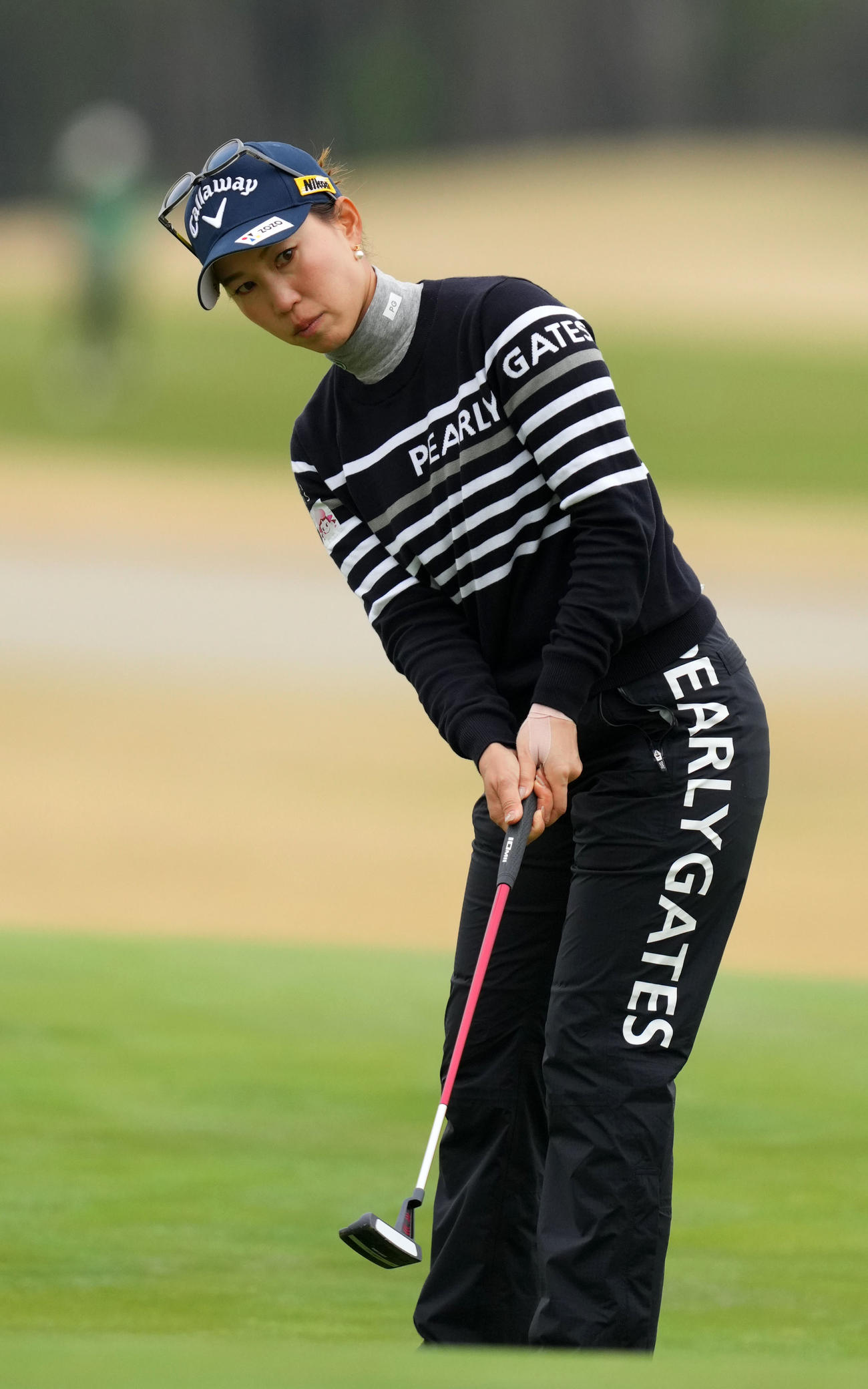 18番、パットに臨む上田桃子（撮影・横山健太）