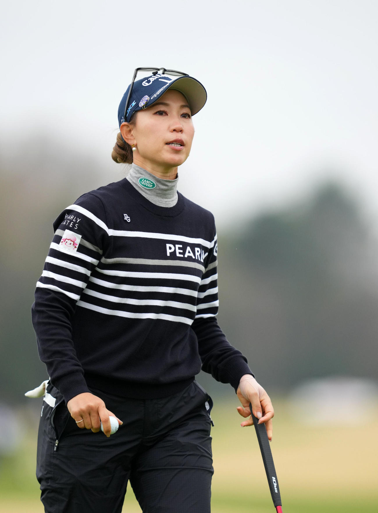 18番を終え引き揚げる上田桃子（撮影・横山健太）
