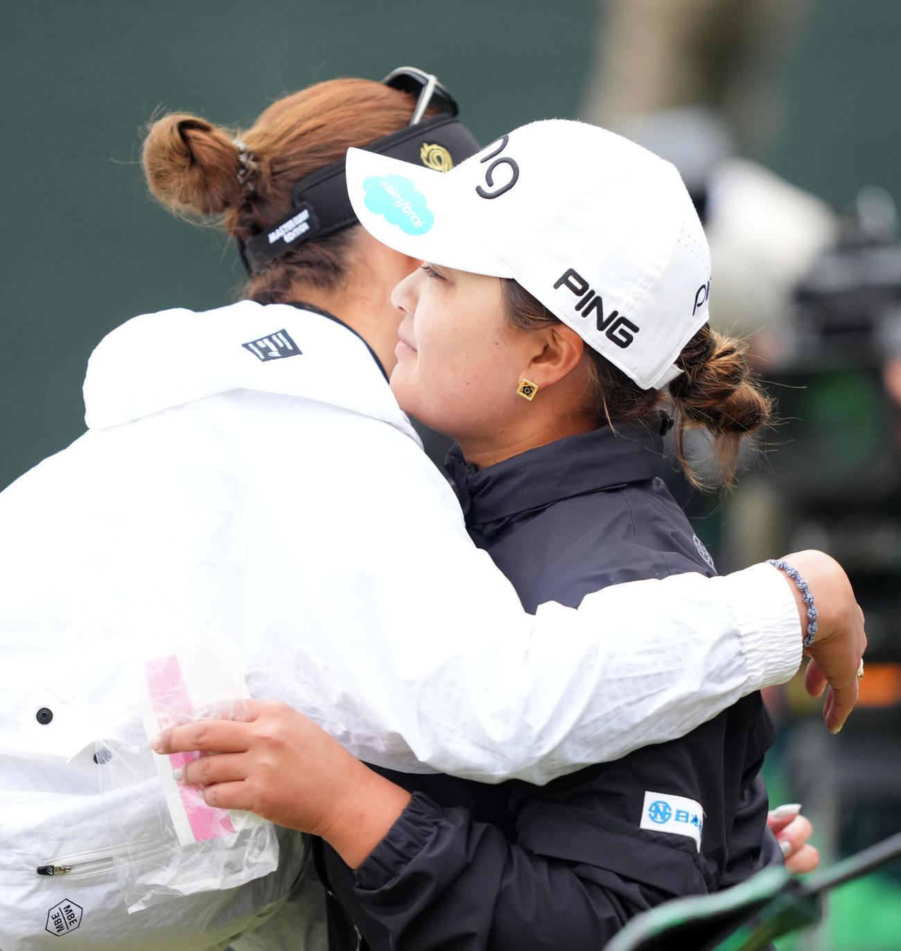 18番を終え原英莉花（左）と抱き合う鈴木愛（撮影・横山健太）