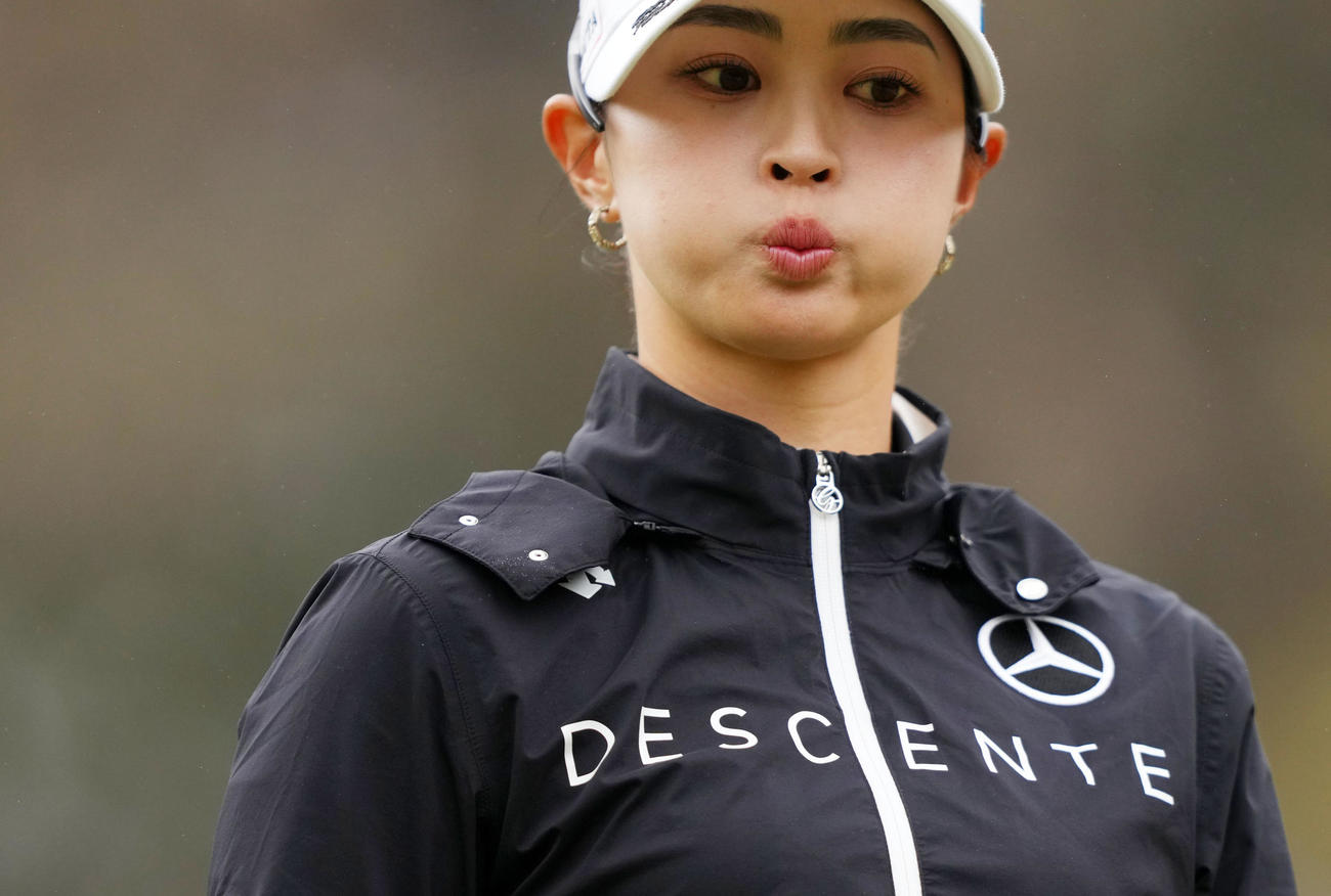 7番、口をふくらませる柏原明日架（撮影・横山健太）
