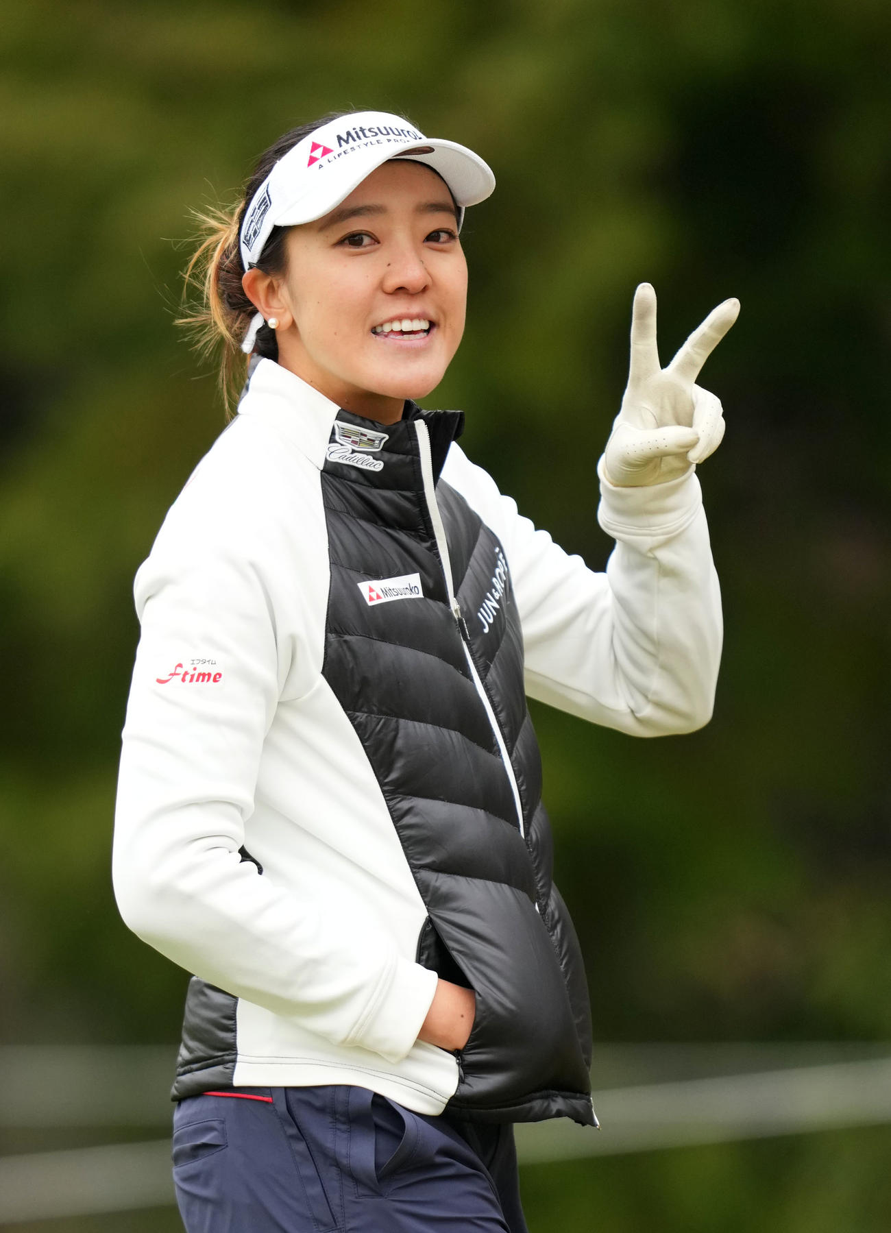 5番、笑顔を見せるエイミー・コガ（撮影・横山健太）