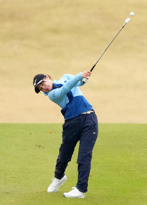 5番、ショットを放つ神谷和奏（撮影・横山健太）