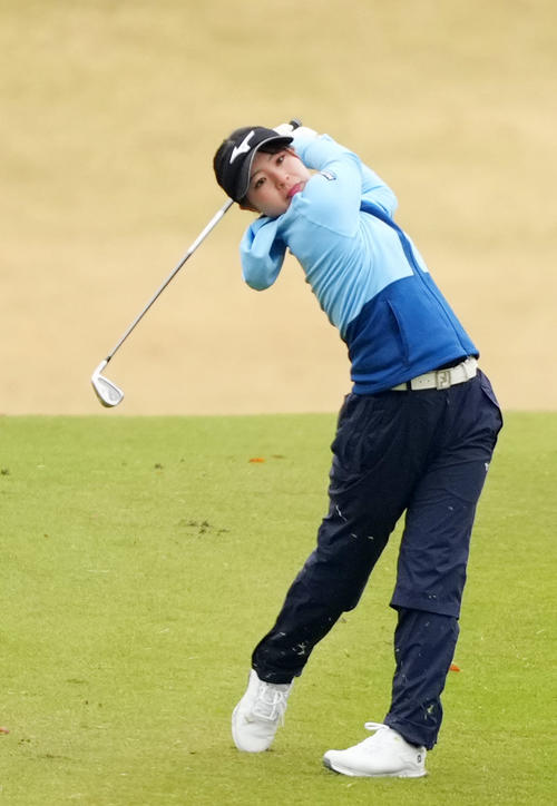 5番、ショットを放つ神谷和奏（撮影・横山健太）