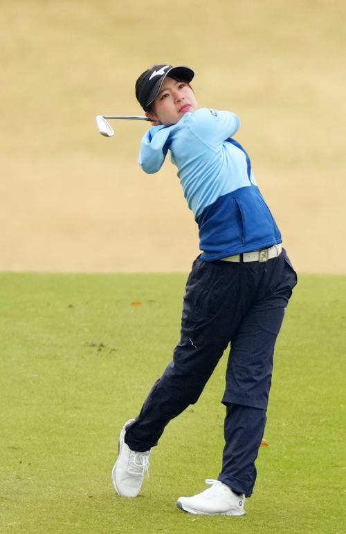 5番、ショットを放つ神谷和奏（撮影・横山健太）