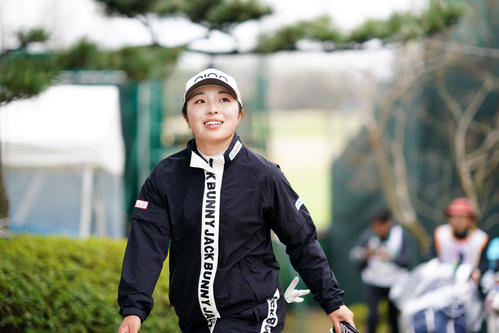 18番を終え笑顔で引き揚げる佐久間朱莉（撮影・横山健太）