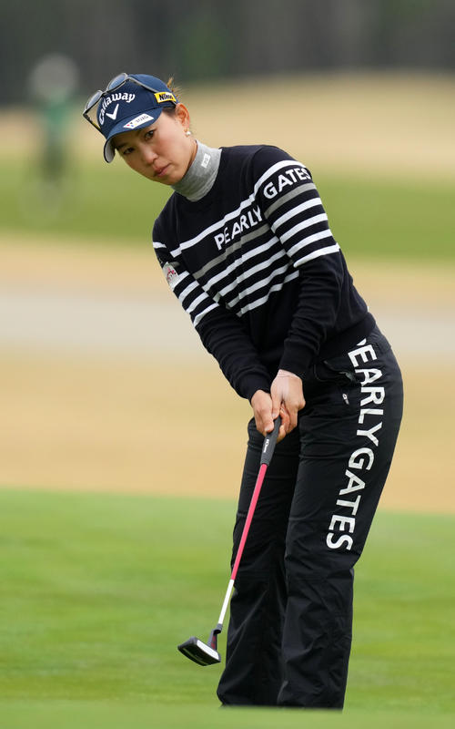 18番、パットに臨む上田桃子（撮影・横山健太）