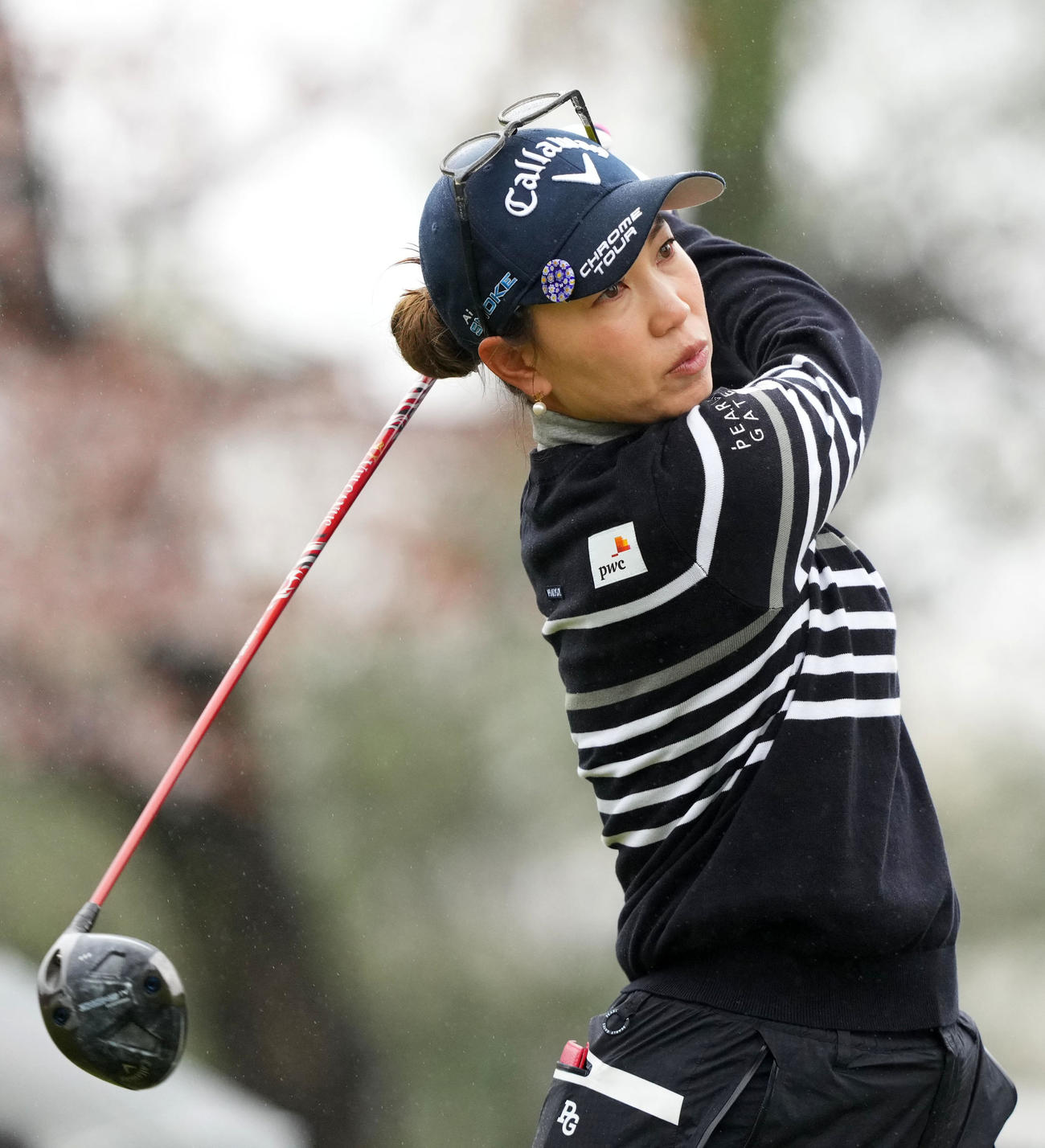4番、ティーショットを放つ上田桃子（撮影・横山健太）