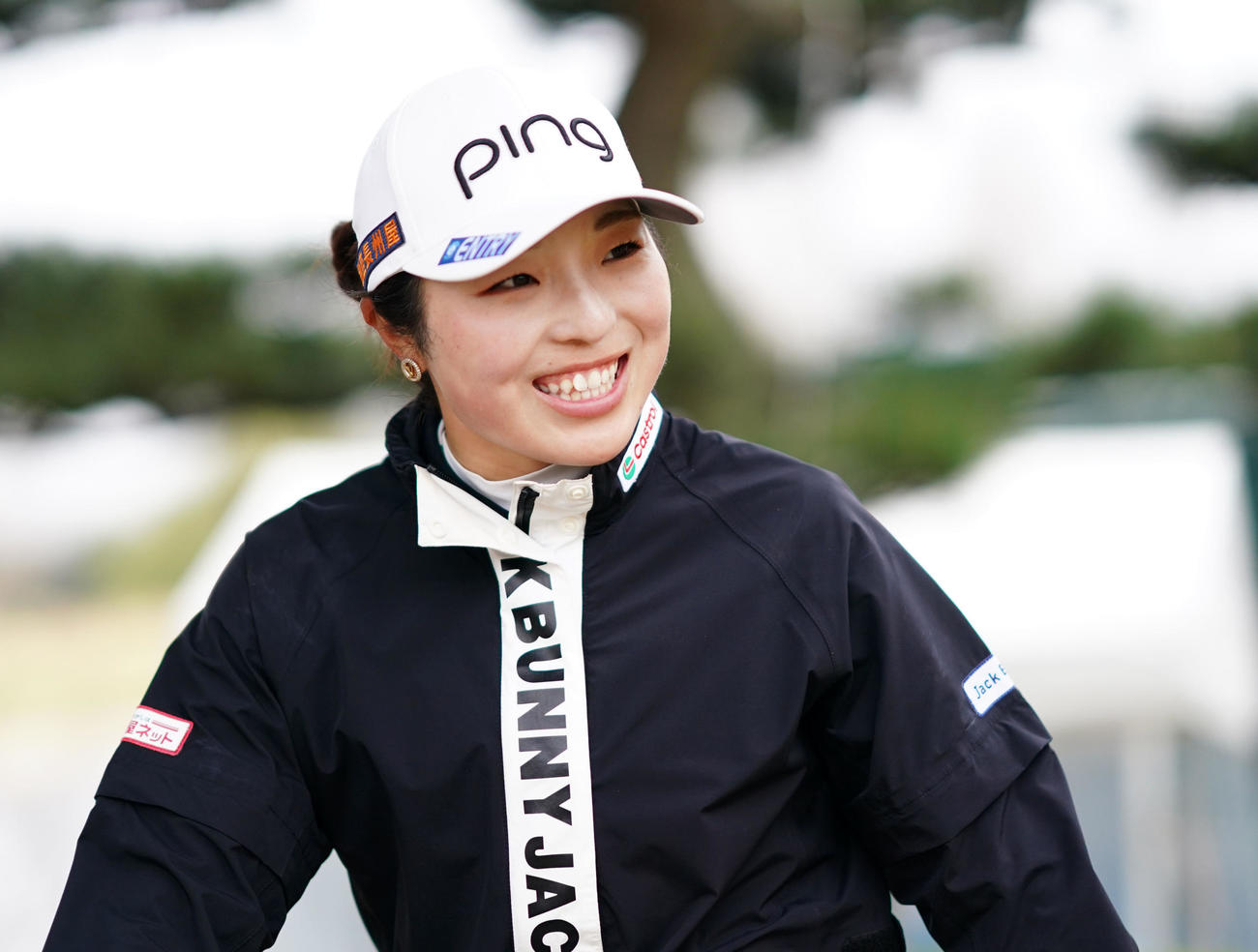 18番を終え笑顔で引き揚げる佐久間朱莉（撮影・横山健太）