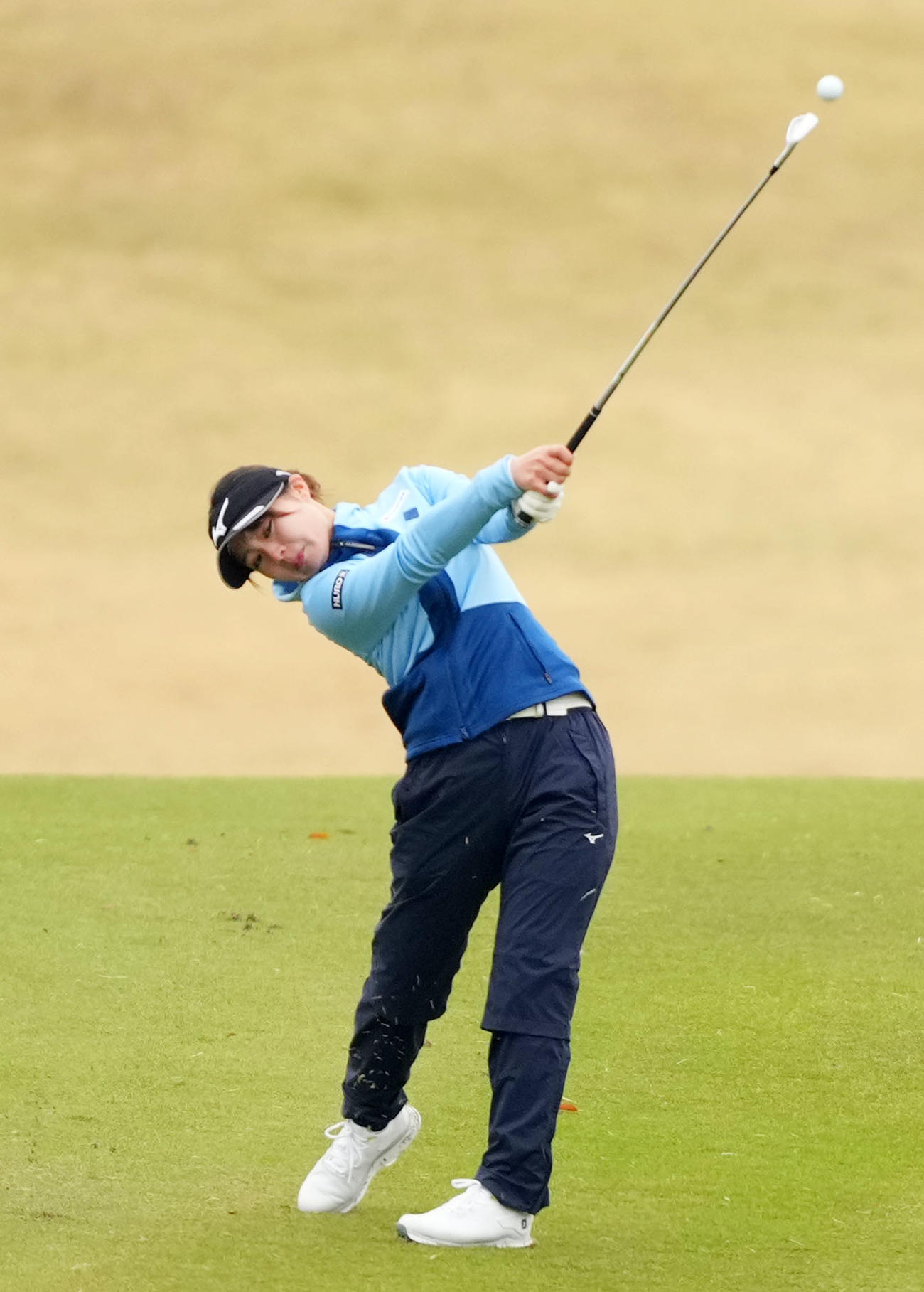 5番、ショットを放つ神谷和奏（撮影・横山健太）