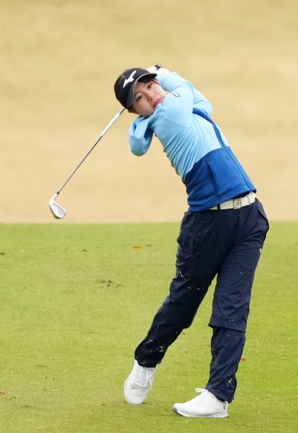 5番、ショットを放つ神谷和奏（撮影・横山健太）